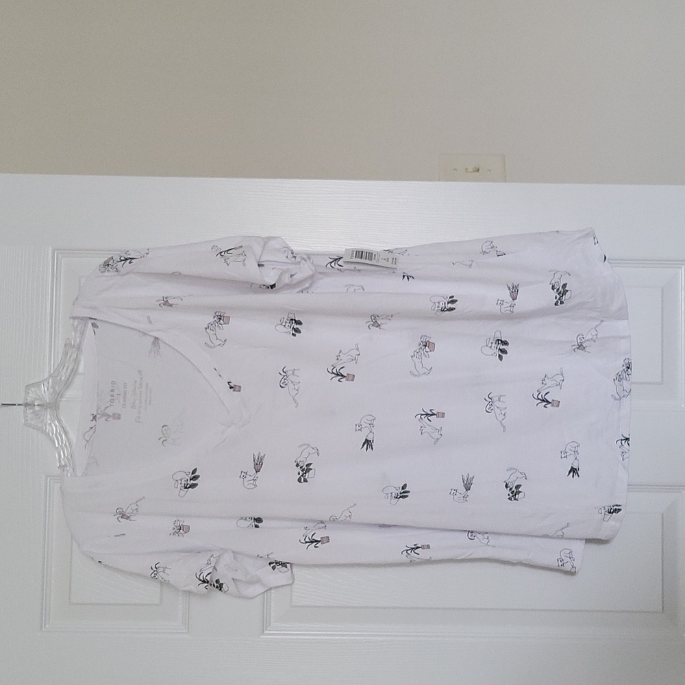 3x Torrid V-neck tee featuring naughty cats